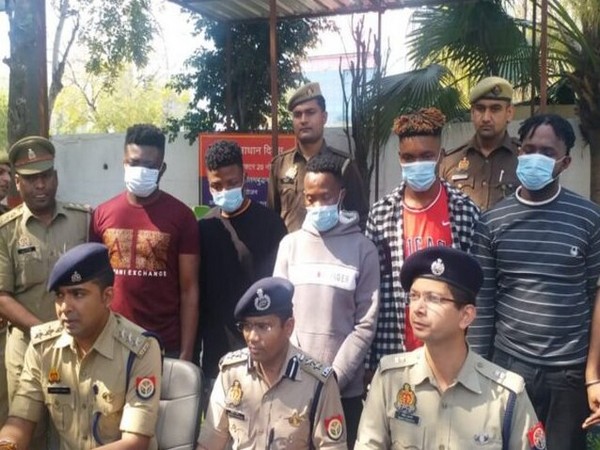 Police with the accused (Photo: Police Commisionerate Gautam Buddh Nagar Twitter)