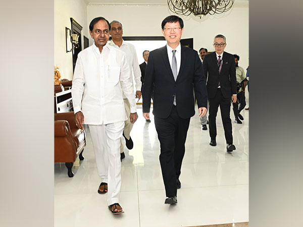 A file photo of Telangana Chief Minister K Chandrashekhar Rao and Foxconn Technology Group Chairman Young Liu on March 2 (Photo/@TelanganaCMO)