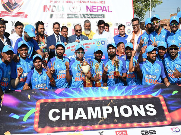 Indian team with the trophy. (Photo- DCCI)