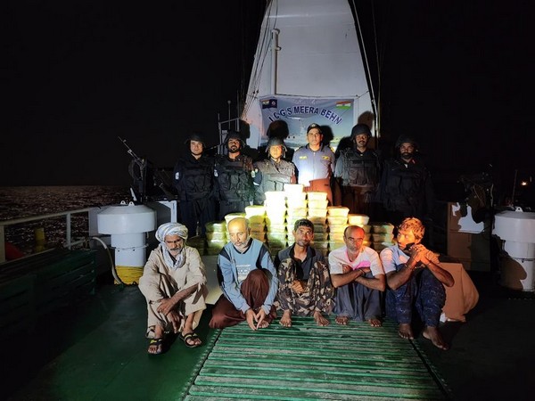 The Indian Coast Guard (ICG) apprehends Iranian boat with drugs (Image Credit: Twitter/@PRODefenceGujarat)
