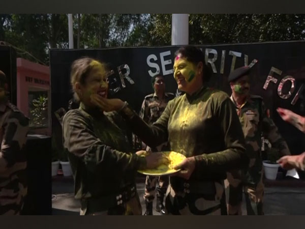 BSF jawans celebrated Holi in J-K's RS Pura sector (Photo\ANI)