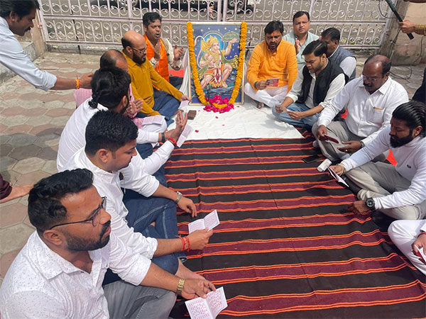 Congress leaders reciting Hanuman Chalisa (Photo/ANI)