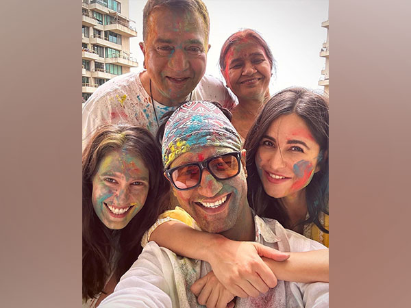 Vicky and Katrina with their family (Image source: Instagram)