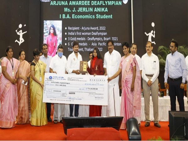 Jerlin Anika received award in Madurai (Photo: Twitter/Udhayanidhi Stalin)