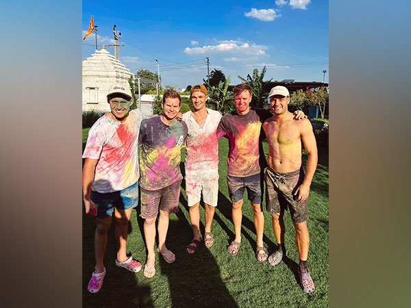 Marnus Labuschagne, Steve Smith, Peter Handscomb, Matt Kuhnemann and Alex Carey. (Photo- Marnus Labuschagne Twitter)