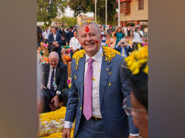 Australia Prime Minister Anthony Albanese velebrating Holi at Raj Bhawan, Gandhinagar, Gujarat. (Photo/Twitter: Anthony Albanese)