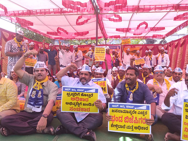 AAP leaders protest in Bengaluru (Photo:Twitter/AAP Bengaluru)