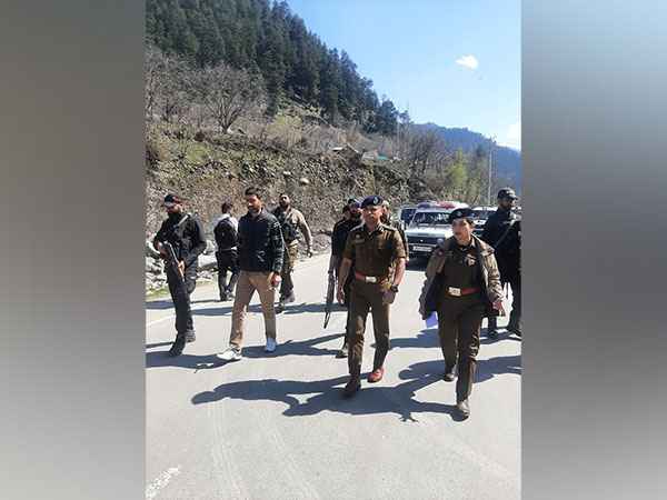 SSP of Baramulla, Amod Ashok Nagpure visits Boniyar area. (Photo/ANI)