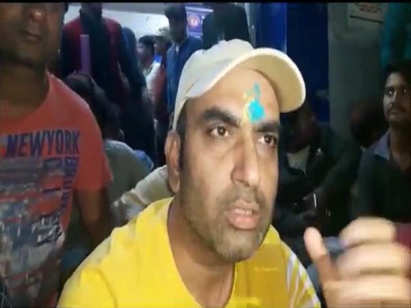 RMO Dr Vishal Shukla and other staff during protest (Photo/ ANI)