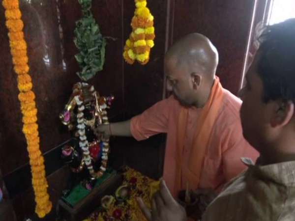 CM Yogi offered prayer at Kali Mata Mandir (Photo/ANI)