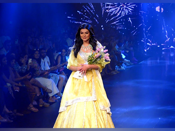 Sushmita Sen at Lakme Fashion Week (Image Source: ANI Photos)