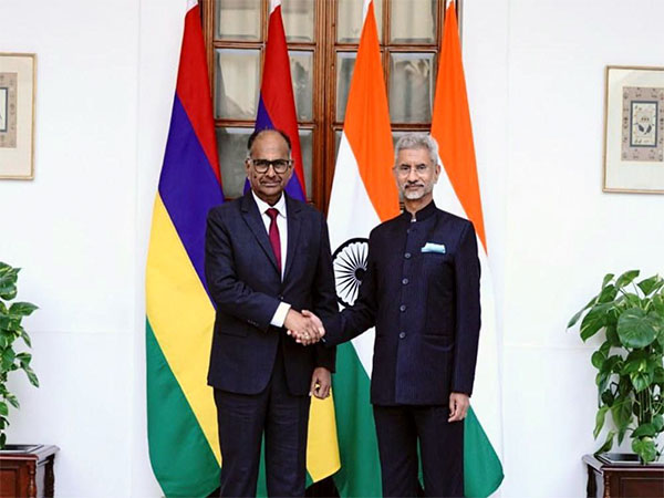 EAM Jaishankar with his Mauritian counterpart Alan Ganoo (Source: Twitter/@DrSJaishankar)