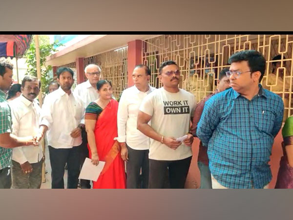 Visual of voters in que (Photo: ANI)