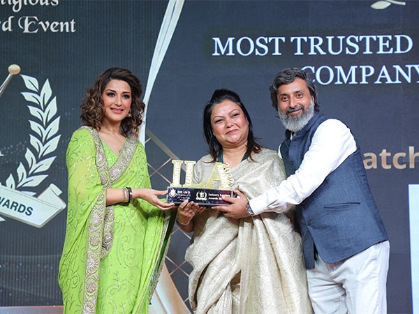 Malika Bedi (Owner, Dreamcatcher Interior Designs) receiving the Brand Empower's ILA 2022 Award from Sonali Bendre