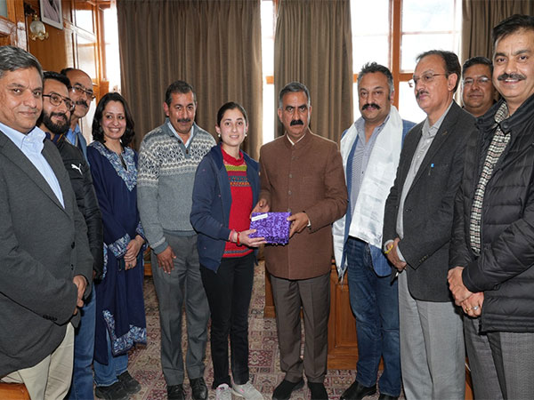 Himachal CM honours Aastha Sharma (Photo/CMO)