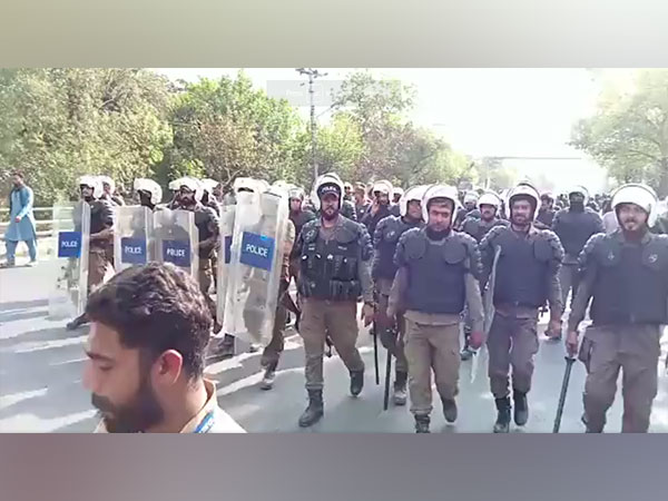 Police force outside Imran Khan's residence in Lahore. (Image source: Screengrab of Video tweeted by PTI)