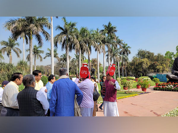 TMC workers and leaders protest outside Parliament (Photo/ANI)