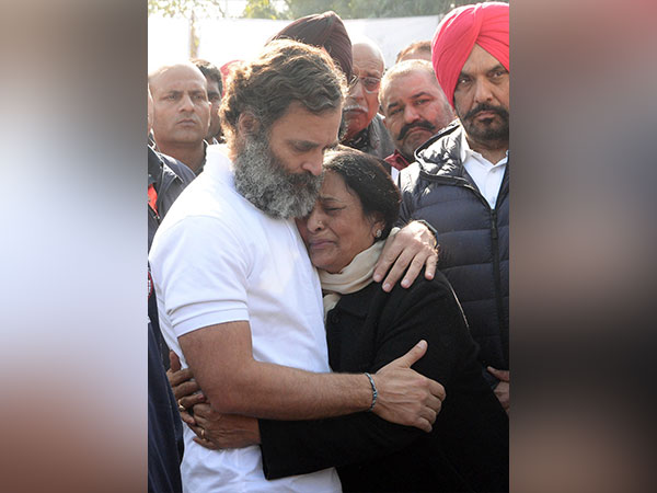 Rahul Gandhi and inconsolable Karamjit Kaur Chaudhary (File Photo/ANI)