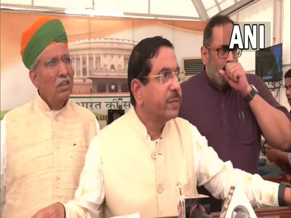 Union Minister Pralhad Joshi (Centre) (Photo/ANI)