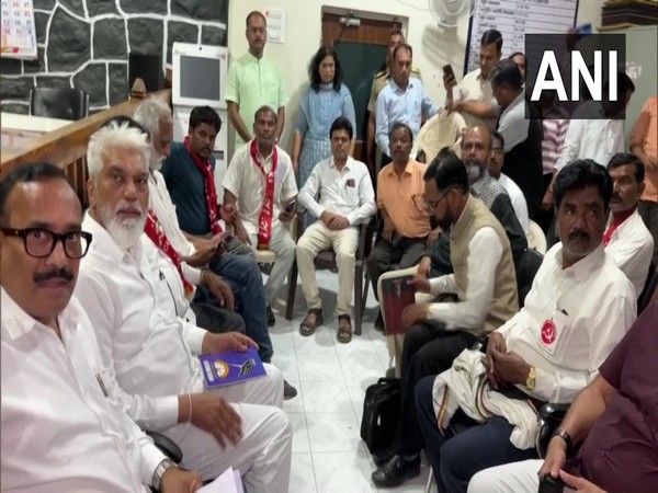 State ministers Dada Bhuse and Atul Save with Farmer's representatives (Photo/ANI)