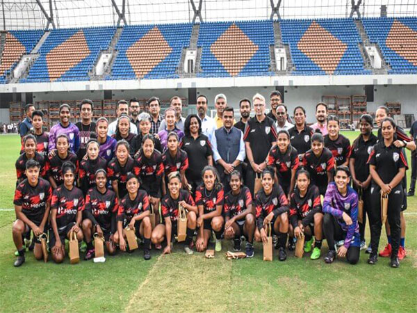 Gujarat Sports Minister with Indian women's football team. (Photo- AIFF Media)