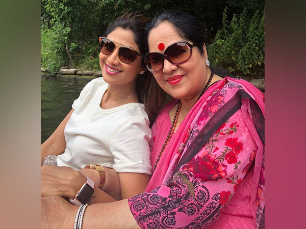 Shilpa Shetty with mother (Image Source: Instagram)
