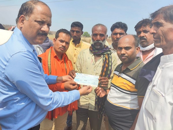 Cheque being given to family of Bherulal (Photo/ANI)