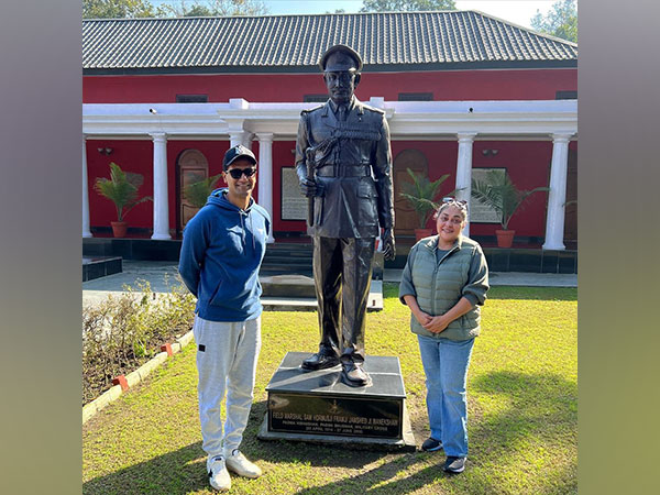  Vicky kaushal with Meghna gulzar (Image Source: Instagram)