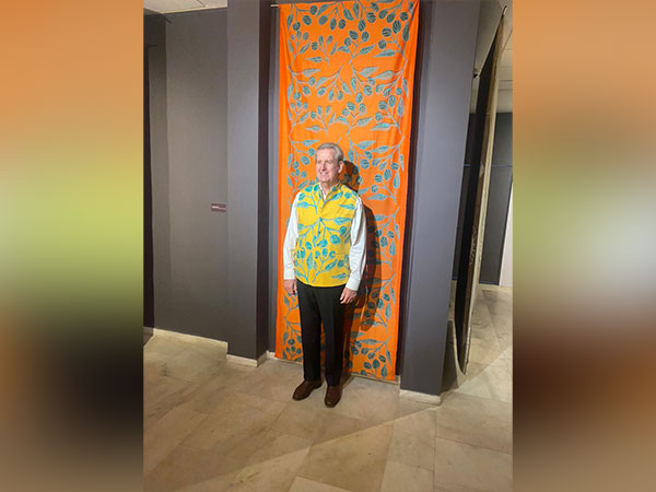 Australian High Commissioner to India Barry O'Farrell AO visits Jarracharra Exhibition (Photo/ANI)