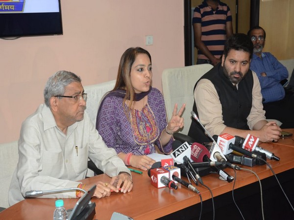 Delhi Mayor Shelly Oberoi (Centre) (Photo/ANI)