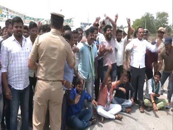 JDS workers protesting at Bengaluru-Mysuru highway.   