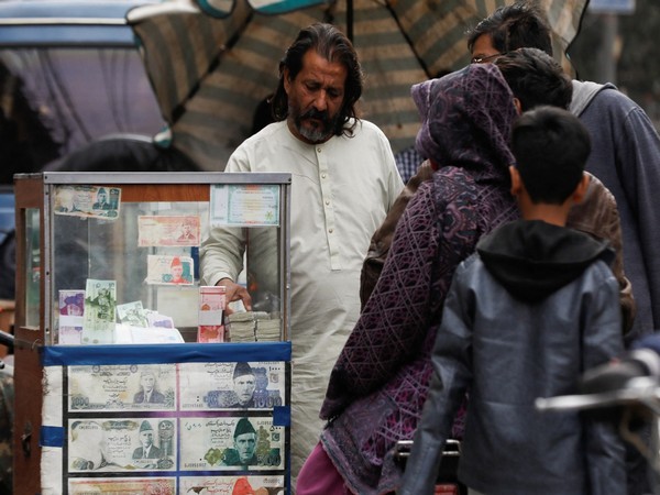 Representative Image of currency broker with customers, along a road in Karachi. (Photo/Reuters)
