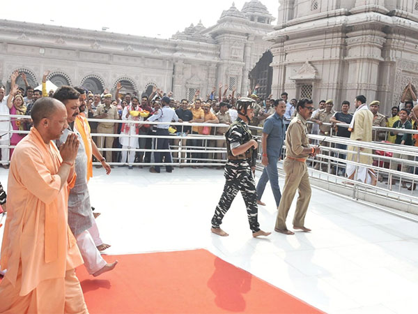 CM Yogi at Kashi Vishwanath temple (Photo/ANI)