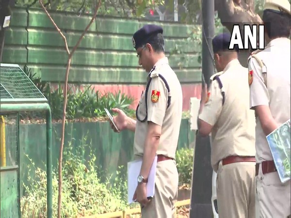 Police arrive at Rahul Gandhi's residence (Photo/ANI)