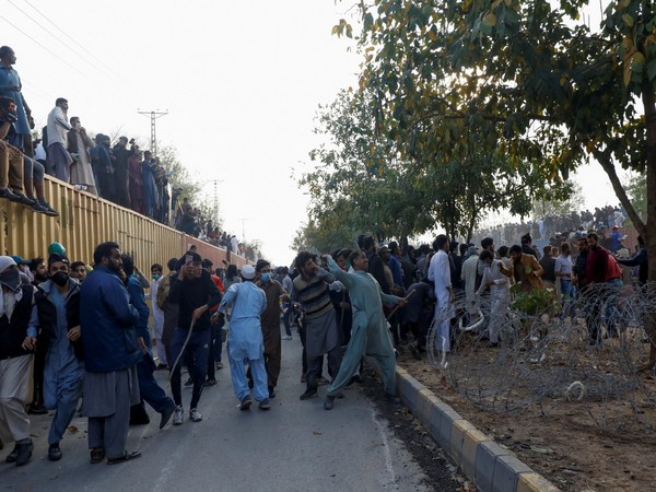 Supporters of former Pakistani PM Imran Khan clash with police in Islamabad. (Photo/Reuters)