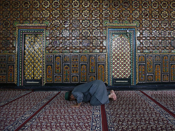 A Kashmiri Muslim man offers prayers at the shrine of Mir Syed Ali Hamdani, a Sufi saint. (Photo/Reuters)