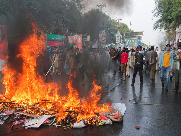 PTI supporters protesting at Zaman Park Lahore against security forces. (Photo/Reuters)