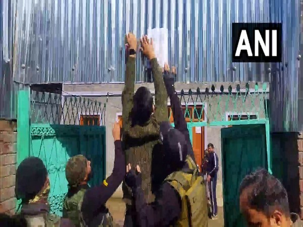 Visual of police attaching properties in Bandipora (Photo/ANI)