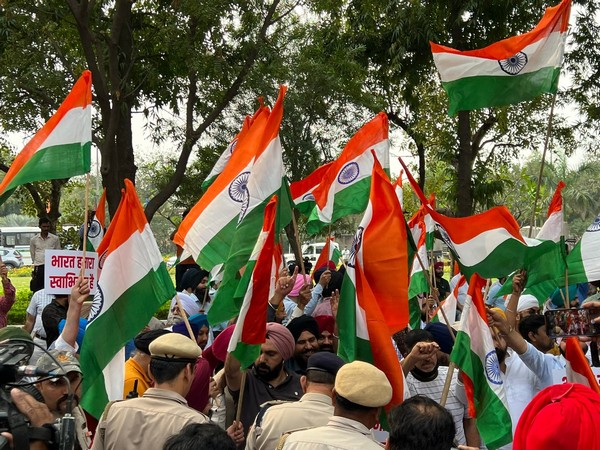Sikhs protesting outside British High Commission in New Delhi on Monday. (Image Source: Twitter/ @mssirsa)
