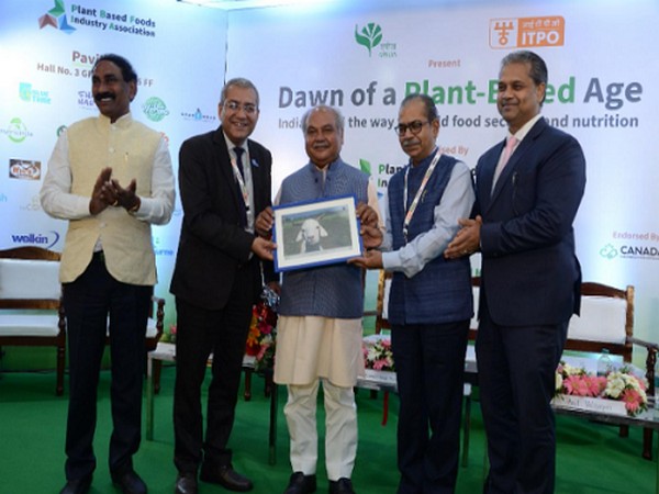 Narendra Singh Tomar, Union Minister of Agriculture & Farmers Welfare, welcomed by Sanjay Sethi, Executive Director PBFIA