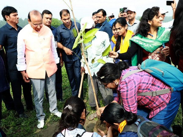 Delhi LG VK Saxena during plantation drive for restoration of Yamuna floodplains. (ANI/photo)