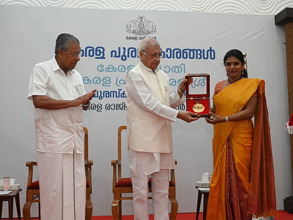 Kerala Governor presenting 'Kerala Puraskarngal' awards (Source: Twitter Kerala Governor @KeralaGovernor)