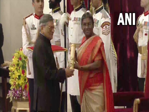 President Droupadi Murmu confers the Padma Vibhushan to former Union minister SM Krishna. (Photo/ANI)