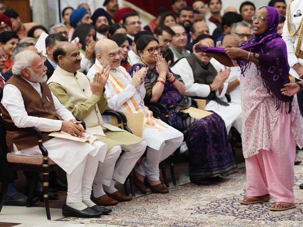 Padma Awardee Hira Bai Lobi stretched out her dupatta (Source: PMO)