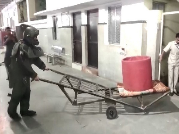 Bomb disposal squad at Siwan Junction  (Photo/ANI)