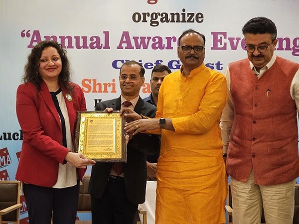 Dr Subi Chaturvedi, Chief Corporate Affairs and Public Policy Officer, InMobi Group receives LMA Woman Achiever Award (Photo/ANI)