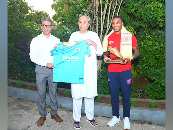 Odisha CM felicitates ISL Golden Boot award winner Diego Mauricio (Photo: Odisha FC/ Twitter)