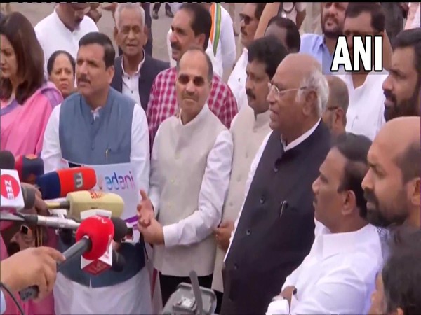 Congress President Mallikarjun Kharge along with other Opposition leaders at Vijay Chowk (Photo/ANI)