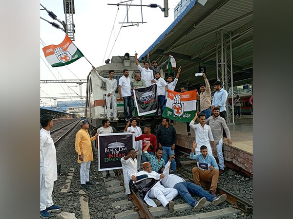 Youth Congress workers stopped train at RaniKamlapati station in Bhopal (Photo/ANI) 