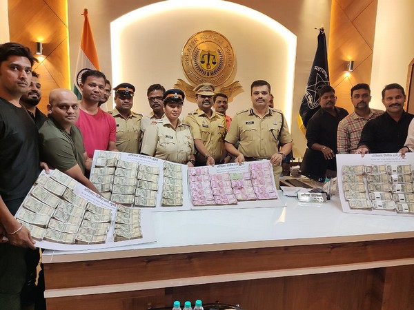 Mumbai police personnel with the recovered amount (Photo/ANI)